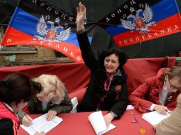 Школьники распространяют приглашения на праймериз в «ДНР» (фото)
