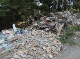 На горе Дарсан над Ялтой скопились тысячи кубометров мусора