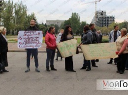 Под зданием горсовета митингуют в защиту "ярмарки на Колодезной"