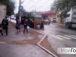 На Николаевщине военный грузовик, перевозивший танки, протаранил остановку