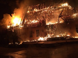 На Закарпатье семь часов тушили пожар в отеле Belle Royalle