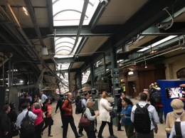 В США поезд врезался в станцию, масса людей пострадала
