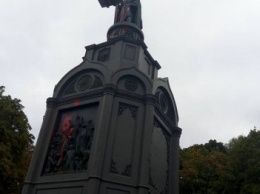 Специалисты не смогли отмыть памятник Владимиру от краски (ФОТО, ВИДЕО)