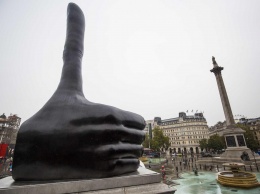 В центре Лондона установили руку с поднятым вверх пальцем