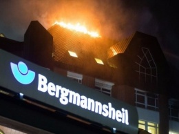Пожар в немецкой больнице до сих пор не потушен: в здании могут оставаться люди