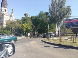 Над проезжей частью проспекта Центрального повисла опора линии электропередач