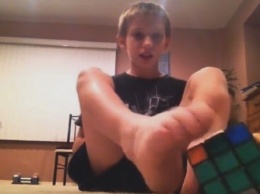 Мальчик складывает кубик Рубика ногами и собирает миллионы просмотров