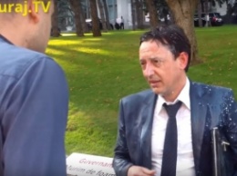 Активист вылил полведра молока на министра финансов Молдавии (видео)