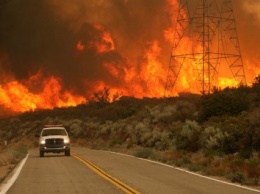 Из-за лесных пожаров в Калифорнии эвакуируют сотни жителей