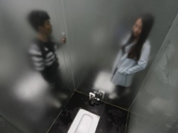 В Китае открылся стеклянный туалет в экопарке на озере Шиянь