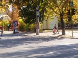 В Херсоне на одном из оживленных дорожных участков больше месяца не работает светофор (фото)