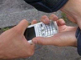 В Херсоне у 17-летнего юноши вырвали из рук мобильный телефон