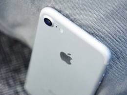 Владелец iPhone 7 пожаловался на вздувшийся аккумулятор [фото]