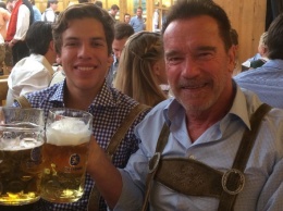 Арнольд Шварценеггер отпраздновал день рождения сына в баре