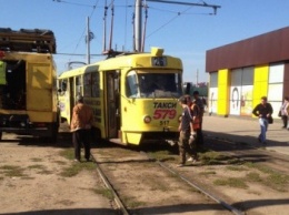 В Харькове трамвай "дрифтовал" прямо на остановке (ФОТОФАКТ)