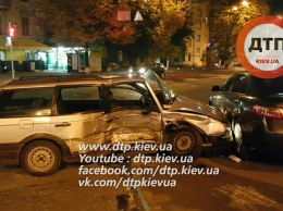 Массовое ДТП в центре Киева, столкнулись три авто