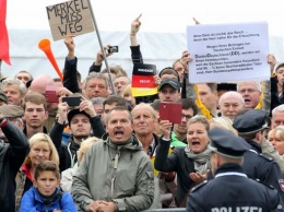 Демонстранты в Дрездене оскорбили Ангелу Меркель