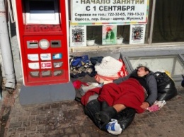 В центре Одессы женщина-бродяга бросается на прохожих с палкой (ФОТО)
