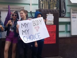 "Мое тело - мой выбор": харьковчанки пикетировали польское консульство из-за скандального законопроекта о запрете абортов (ФОТО)