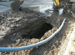 В Мариуполе снимали плиту, чтобы устранить порыв водовода (ФОТО)
