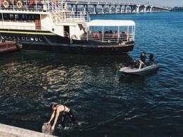 Парень, переплывший Днепр: "Я не мог не доплыть до них" (ФОТО)