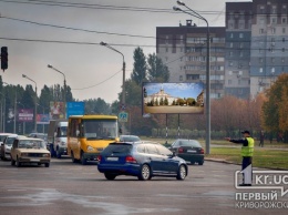 На перекрестке возле Горисполкома сломался светофор. Водители ругают регулировщика