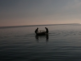 В Днепро-Бугском лимане спасли рыбака, который перевернулся на надувной лодке в воду