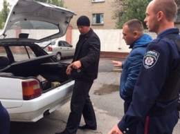 Терновские полицейские пытались помешать завладеть табельным оружием