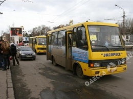 Лихой маршрутчик на ходу выронил одесситку