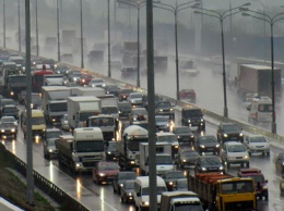 Водителей в Москве призвали быть внимательными из-за дождя