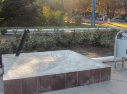 На площади Воинов-освободителей готовят место под новый памятник погишим морякам Азова (ФОТО)