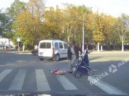 Головой в асфальт: в Измаиле девочка вылетела из коляски на дорогу (видео)