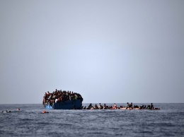 На перегруженном судне, перевозившем мигрантов в Италию, погибли минимум 22 человека