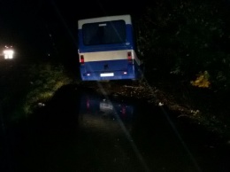 В Ровенской обл. грузовик столкнулся с рейсовым автобусом, один человек погиб, одиннадцать пострадавших