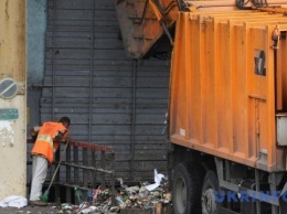 Жители Винницкой области третьи сутки блокируют фуры со львовским мусором