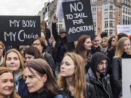Премьер Польши открестилась от планов запретить аборты