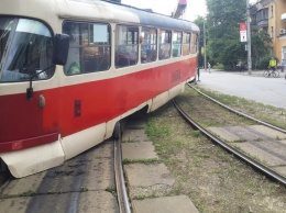 В Киеве на ходу едва не перевернулся трамвай