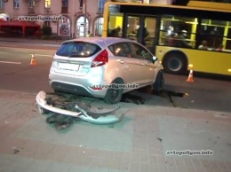ДТП в Киеве: на Краснозвездном проспекте Ford Fiesta врезался в столб. ФОТО+видео