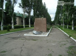 Активисты снесли очередной памятник Ленину в Донецкой области