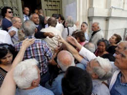 Несколько греческих банков открылись для пенсионеров