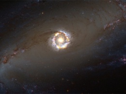 Как «взвесить» огромную черную дыру в спиральной галактике?