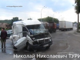 ДТП в Киеве: на Заболотного Volkswagen LT столкнулся с грузовиком и Opel Astra. ФОТО+видео