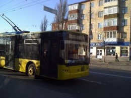 В Киеве перенесли троллейбусную остановку