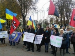 В Волновахе около 200 человек митингуют против отвода украинских войск