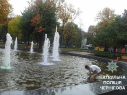 В Чернигове из фонтана «выловили» полуобнаженного мужчину