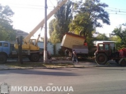 Николаевские комунальщики продолжают демонтаж незаконно установленных объектов (ФОТО)