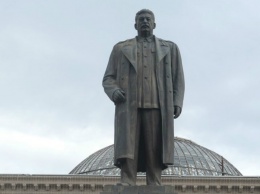Декоммунизация по-русски: в Сургуте убрали памятник Сталину (фото)