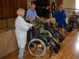 Симферопольский пансионат для престарелых и инвалидов получил полсотни инвалидных колясок
