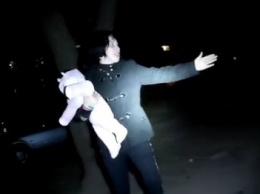 В Запорожье девушка с маленьким ребенком на руках устроила уличную драку, - ВИДЕО