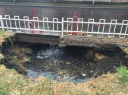 В Одессе на въезде в элитный жилкомплекс провалилась дорога (ФОТО)